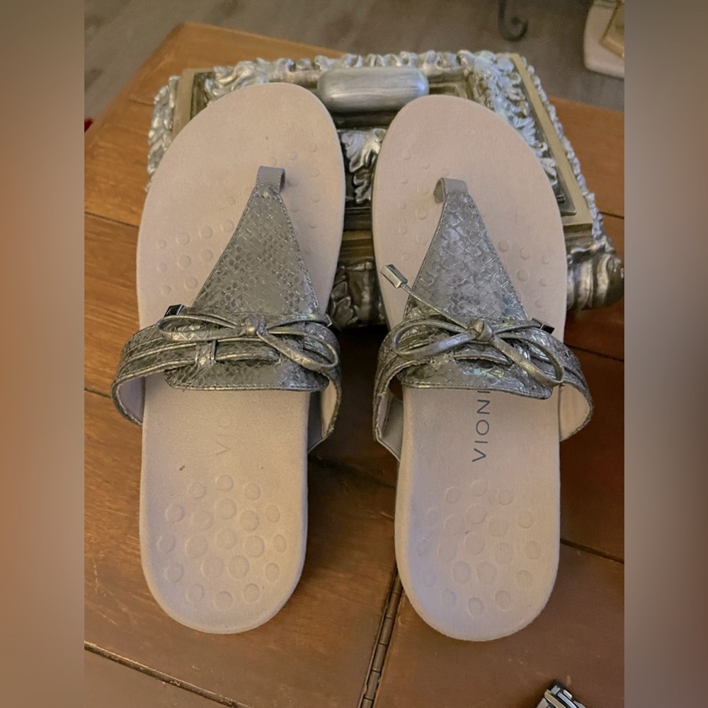 Nwob Vionic pewter alligator print thong slide size 10w